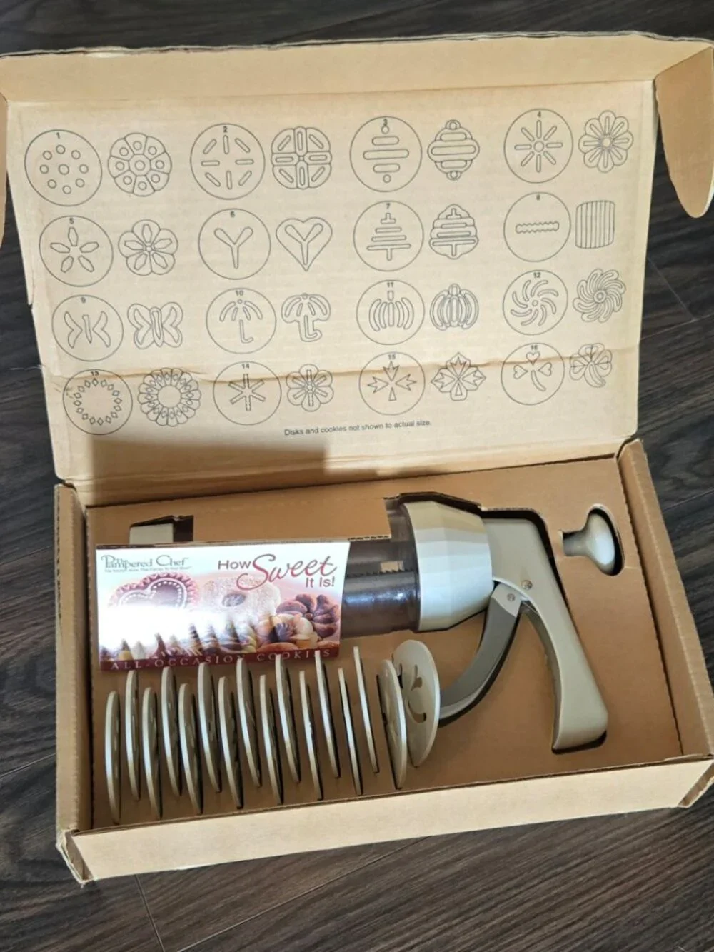 PAMPERED CHEF 1525 Cookie Press Maker with Discs for Baking NEW IN BOX!